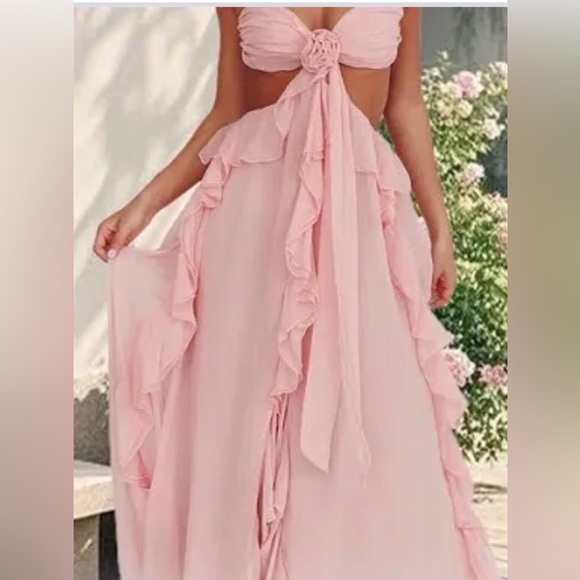 Dresses & Skirts - Beautiful Cut-Out Ruffle Maxi Dress